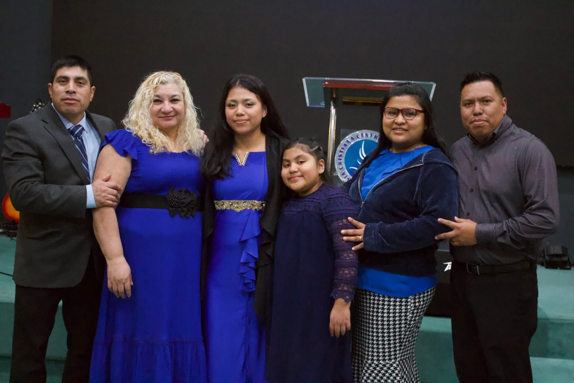 Familias reunidas dentro de la iglesia