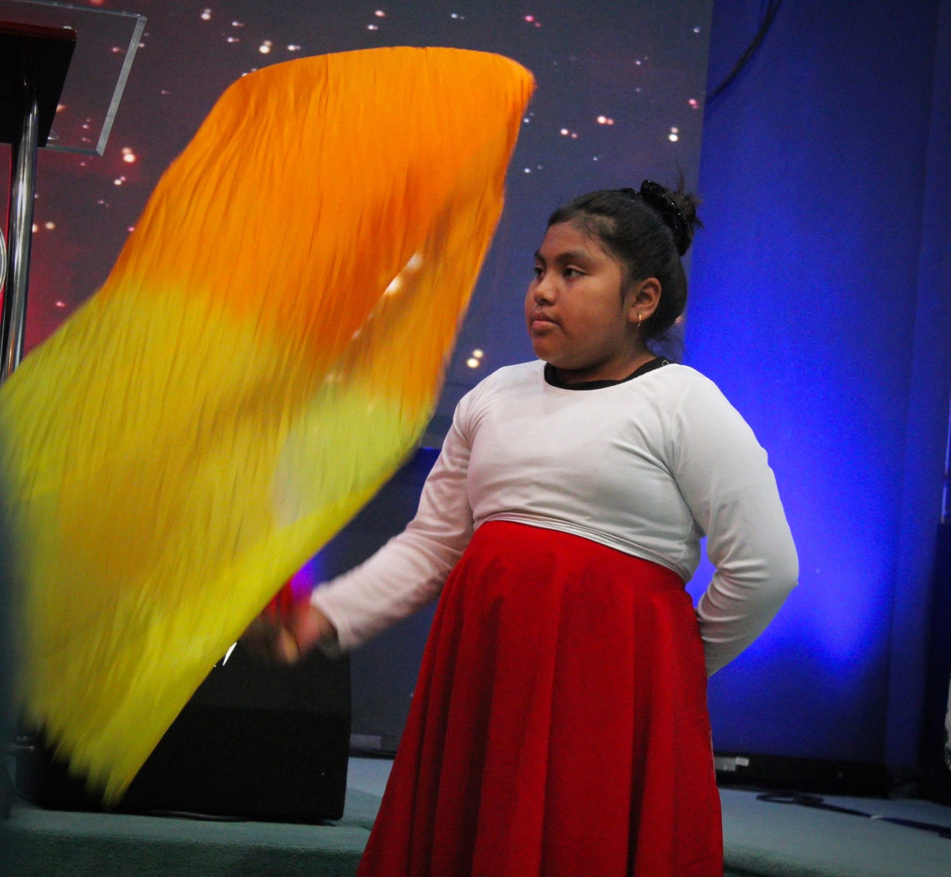 Danza con bandera durante un servicio