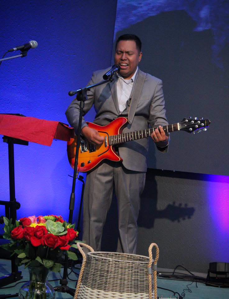 Músico cantando y tocando la guitarra