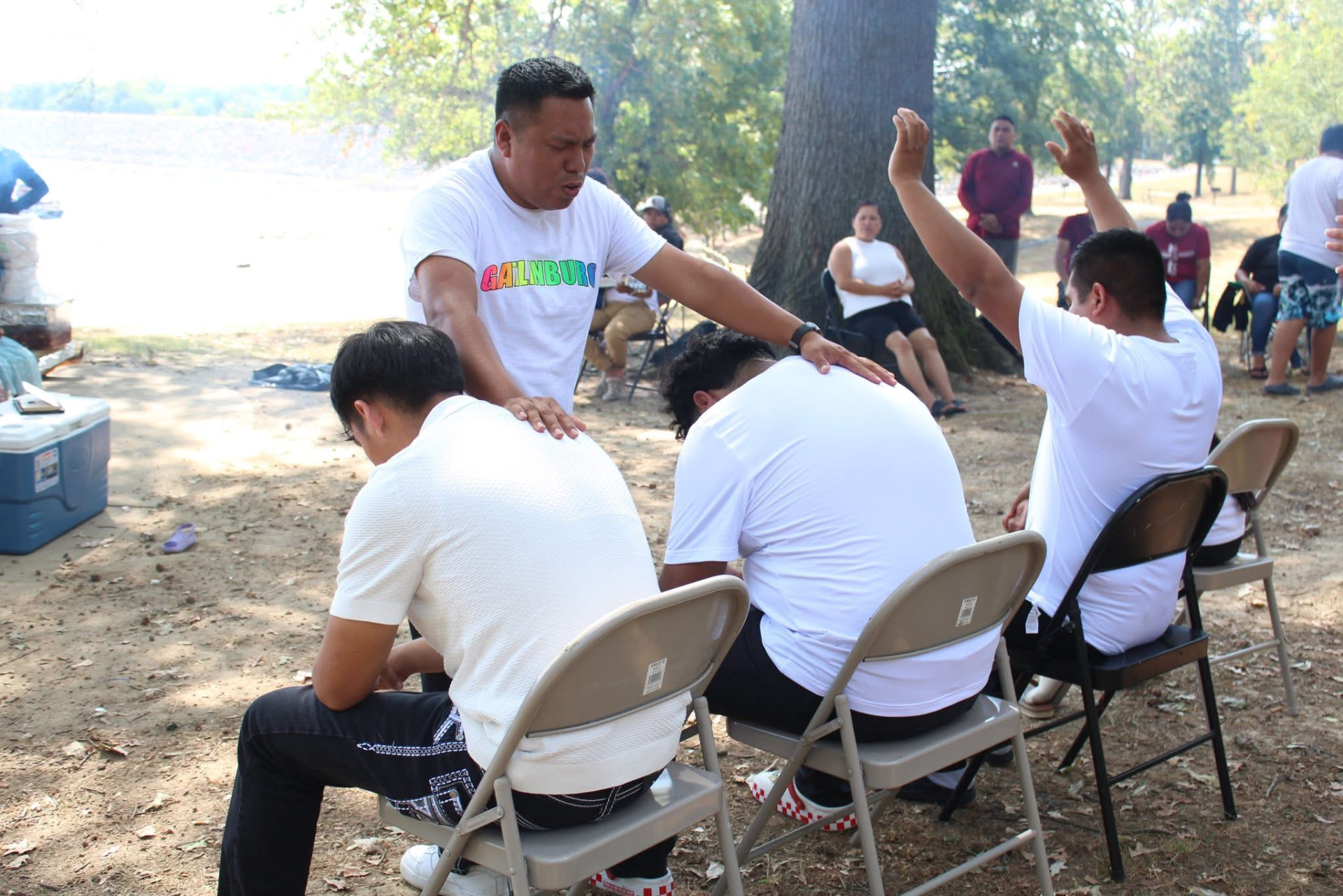 Grupo en oración durante una actividad al aire libre