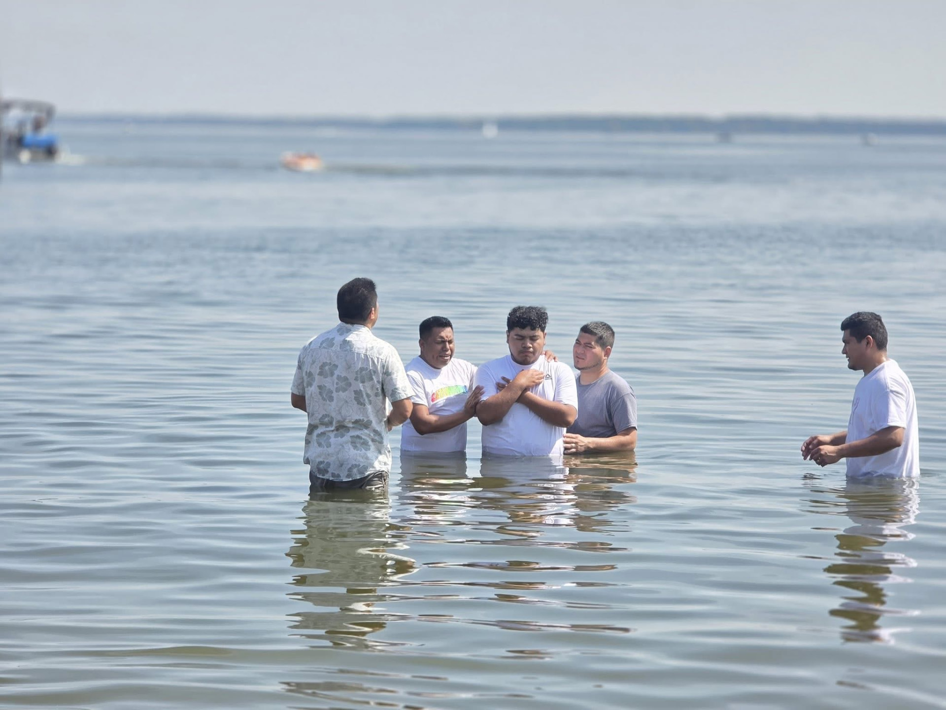 Bautismo en las aguas junto a miembros de la iglesia