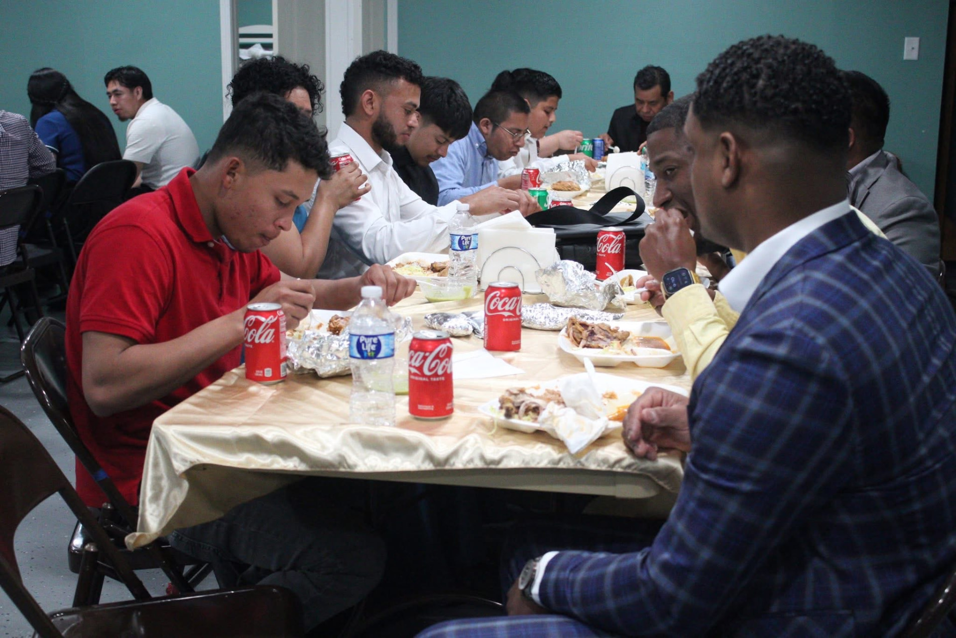 Miembros de la iglesia compartiendo una comida